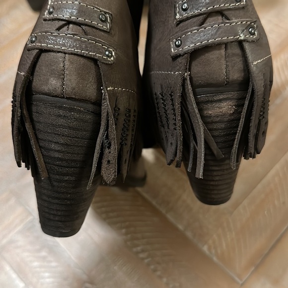 NEW Naughty Monkey Swing Low Taupe Boho Fringe Leather Block Heel Ankle Boot - Picture 15 of 16